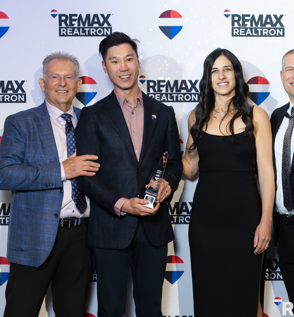 Kenneth Sek receiving RE/MAX Realtron award